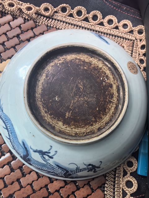 古玩陶瓷過墻龍紋青花盤真品鑒賞圖