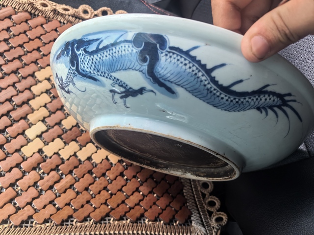 古玩陶瓷過墻龍紋青花盤真品鑒賞圖