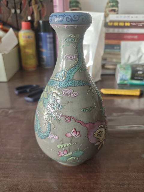 古玩陶瓷豆青釉粉彩瓶真品鑒賞圖