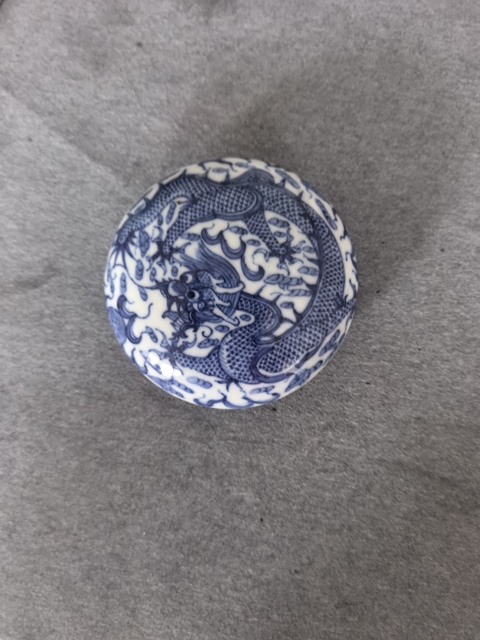 古玩陶瓷龍紋青花印泥盒真品鑒賞圖