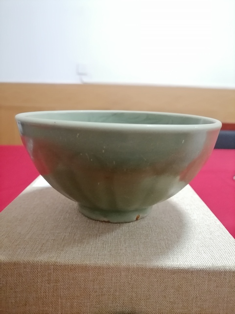 古玩陶瓷龍泉青瓷刻花碗真品鑒賞圖