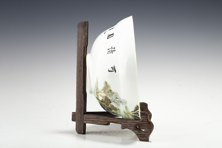 古玩陶瓷民國·粉彩山水人物詩文碗拍賣,當前價格0元