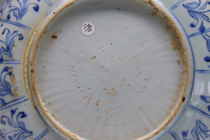 古玩陶瓷明晚期·青花折枝花卉紋開窗陶淵明愛菊圖花口盤拍賣，當前價格0元