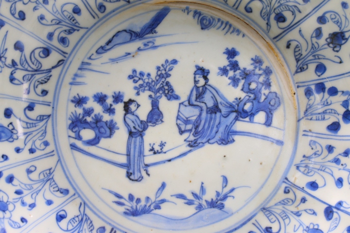 古玩陶瓷明晚期·青花折枝花卉紋開窗陶淵明愛菊圖花口盤拍賣，當前價格0元