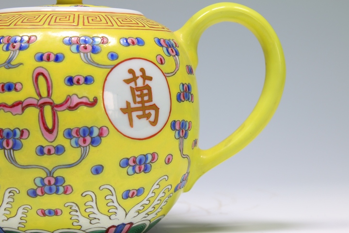 古玩陶瓷民國時期·黃底云紋開窗萬壽無疆紋茶壺拍賣,當前價格346元