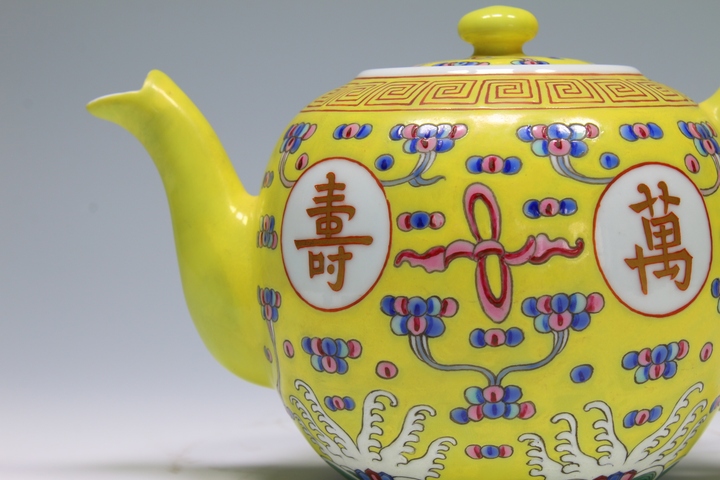 古玩陶瓷民國時期·黃底云紋開窗萬壽無疆紋茶壺拍賣,當前價格346元