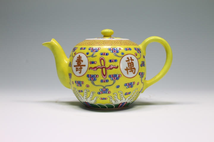 古玩陶瓷民國時期·黃底云紋開窗萬壽無疆紋茶壺拍賣,當前價格346元
