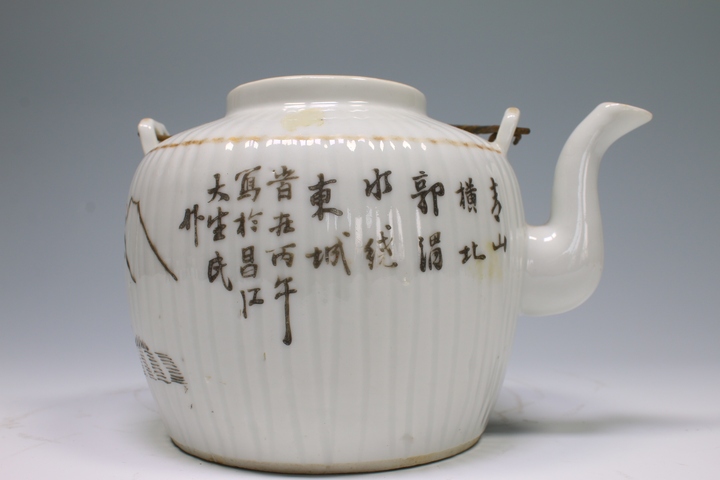 古玩陶瓷清晚期·墨彩詩文山水樓閣執(zhí)壺拍賣,當(dāng)前價(jià)格0元