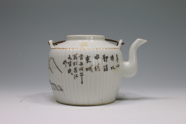 古玩陶瓷清晚期·墨彩詩文山水樓閣執(zhí)壺拍賣,當(dāng)前價(jià)格0元