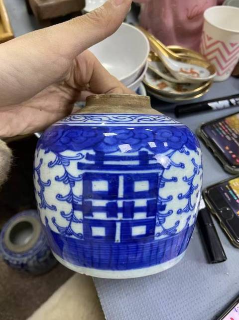 古玩陶瓷青花纏枝蓮賞罐真品鑒賞圖