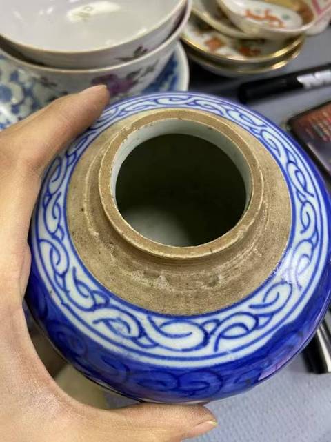 古玩陶瓷青花纏枝蓮賞罐真品鑒賞圖