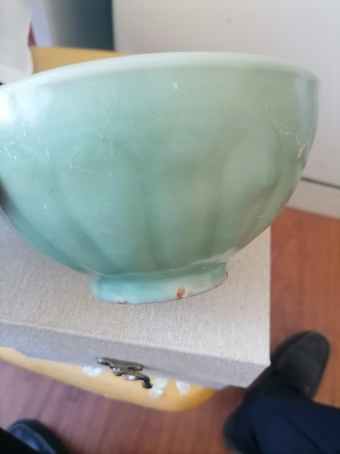 古玩陶瓷龍泉青瓷暗刻花卉紋碗真品鑒賞圖