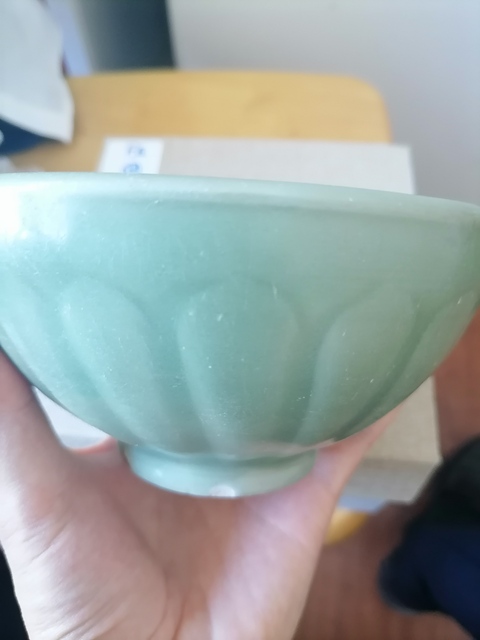 古玩陶瓷龍泉青瓷暗刻花卉紋碗真品鑒賞圖