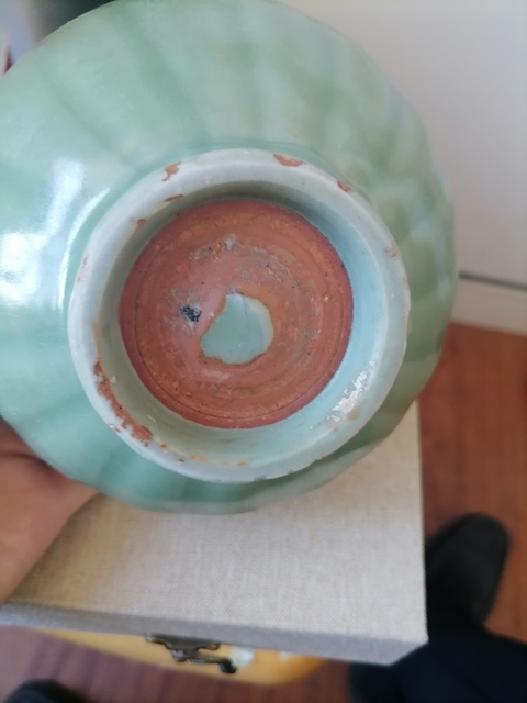 古玩陶瓷龍泉青瓷暗刻花卉紋碗真品鑒賞圖