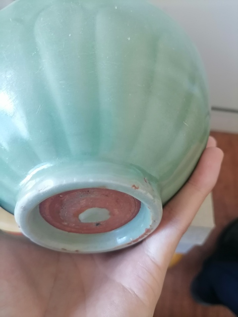 古玩陶瓷龍泉青瓷暗刻花卉紋碗真品鑒賞圖