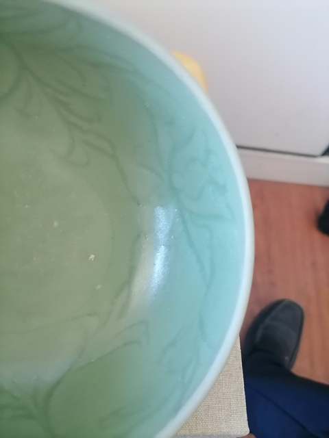古玩陶瓷龍泉青瓷暗刻花卉紋碗真品鑒賞圖