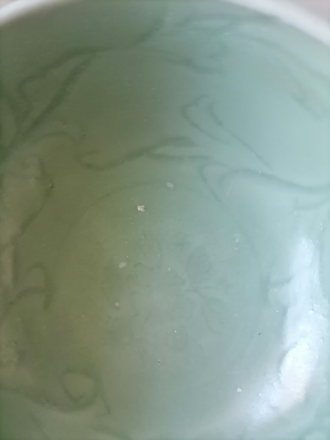 古玩陶瓷龍泉青瓷暗刻花卉紋碗真品鑒賞圖