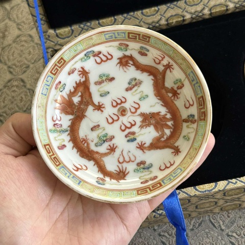 古玩陶瓷粉彩趕珠龍紋盤真品鑒賞圖