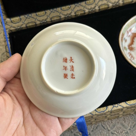 古玩陶瓷粉彩趕珠龍紋盤真品鑒賞圖