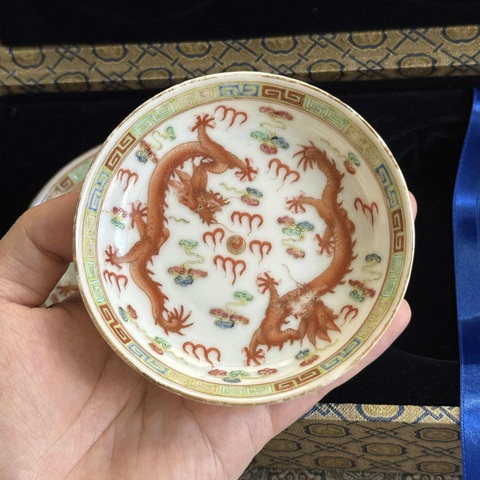 古玩陶瓷粉彩趕珠龍紋盤真品鑒賞圖