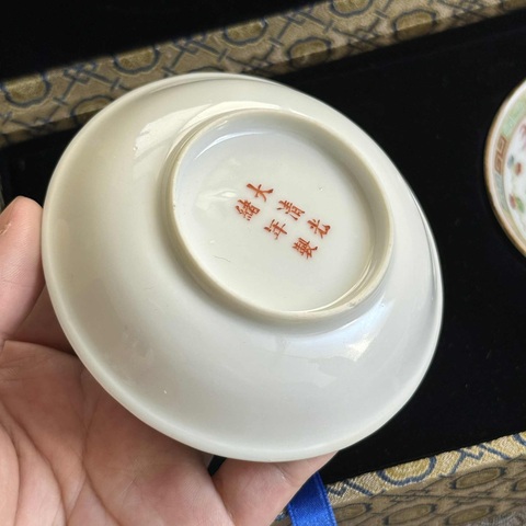 古玩陶瓷粉彩趕珠龍紋盤真品鑒賞圖