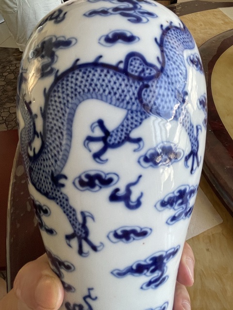 古玩陶瓷青花趕珠龍紋梅瓶真品鑒賞圖