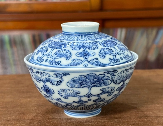古玩陶瓷花卉紋青花蓋碗真品鑒賞圖