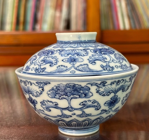 古玩陶瓷花卉紋青花蓋碗真品鑒賞圖