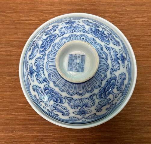 古玩陶瓷花卉紋青花蓋碗真品鑒賞圖