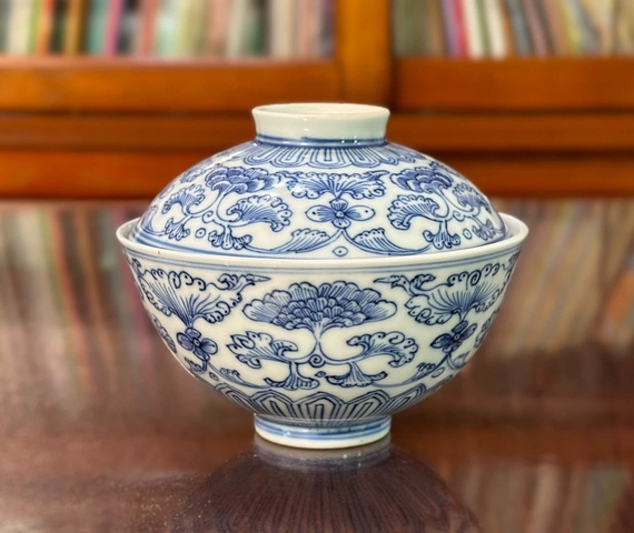 古玩陶瓷花卉紋青花蓋碗真品鑒賞圖