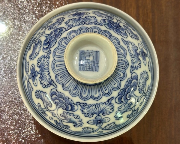 古玩陶瓷花卉紋青花蓋碗真品鑒賞圖