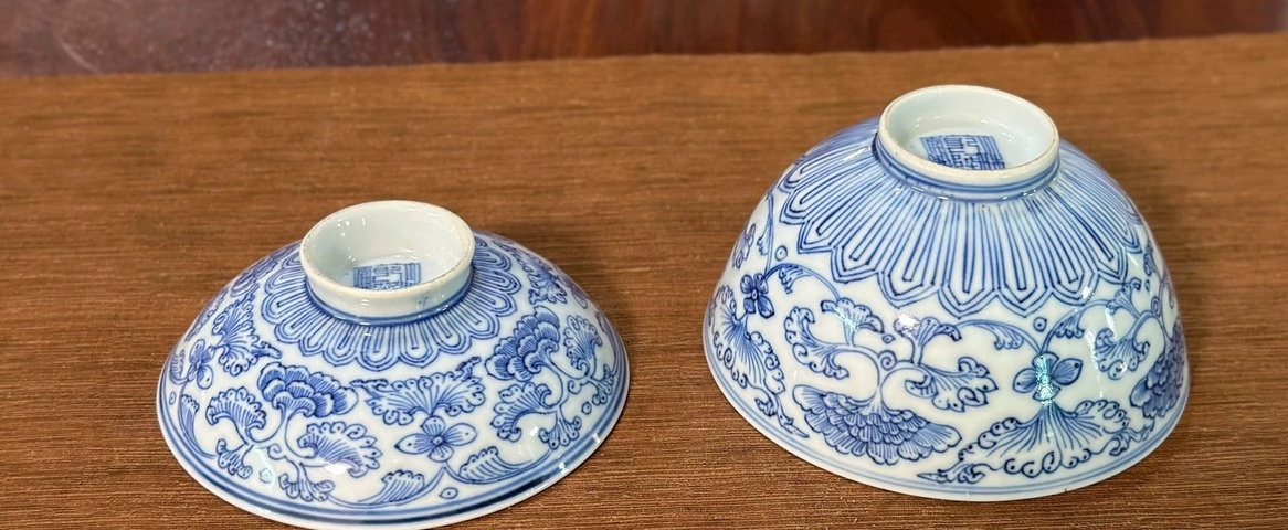 古玩陶瓷花卉紋青花蓋碗真品鑒賞圖