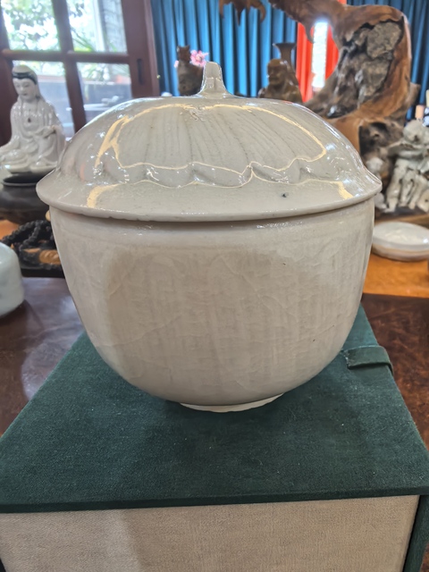 古玩陶瓷青白釉刻仰蓮紋蓋罐真品鑒賞圖