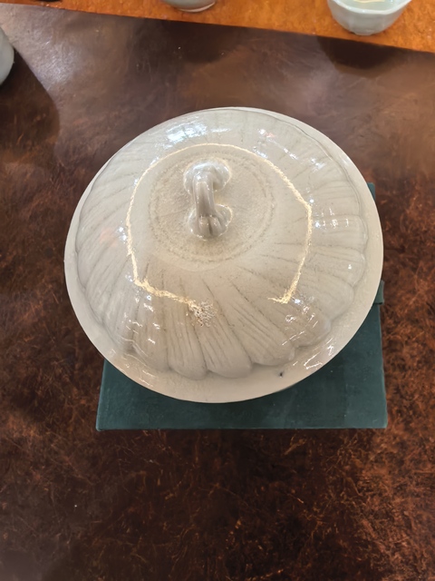古玩陶瓷青白釉刻仰蓮紋蓋罐真品鑒賞圖