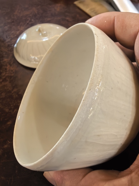 古玩陶瓷青白釉刻仰蓮紋蓋罐真品鑒賞圖
