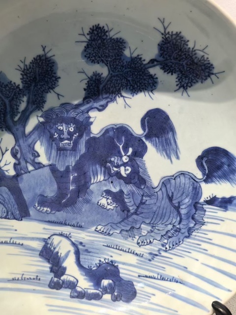 古玩陶瓷獅紋青花盤真品鑒賞圖