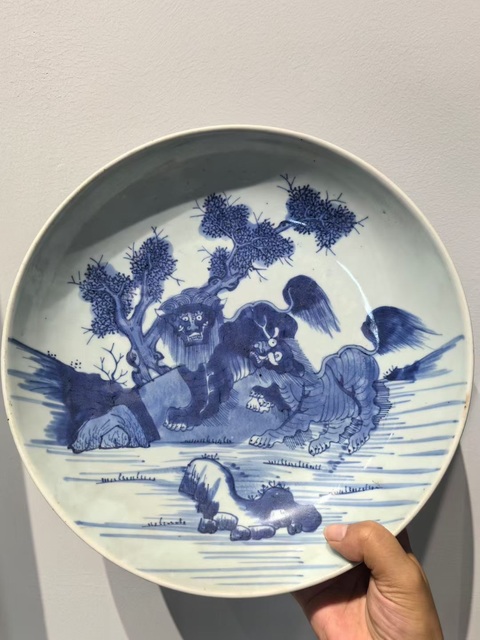 古玩陶瓷獅紋青花盤真品鑒賞圖