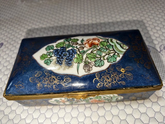 古玩陶瓷灑藍開光五彩博古圖瓷箱真品鑒賞圖