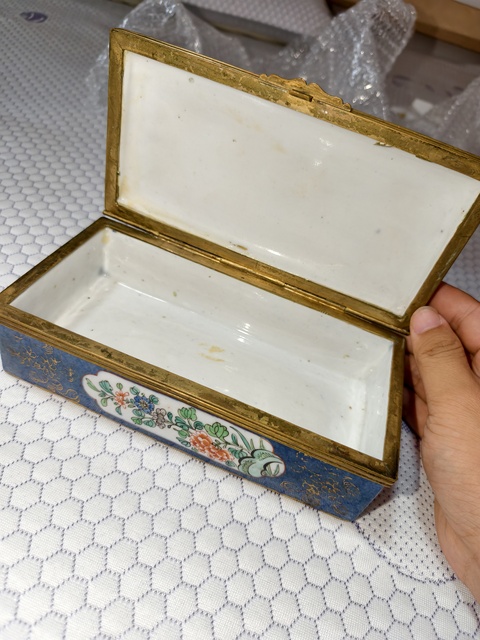 古玩陶瓷灑藍開光五彩博古圖瓷箱真品鑒賞圖