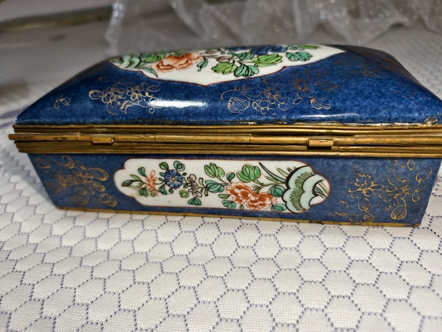 古玩陶瓷灑藍開光五彩博古圖瓷箱真品鑒賞圖