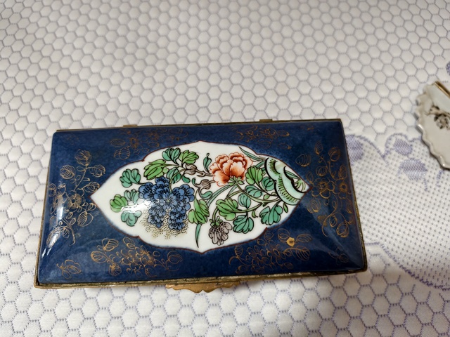 古玩陶瓷灑藍開光五彩博古圖瓷箱真品鑒賞圖