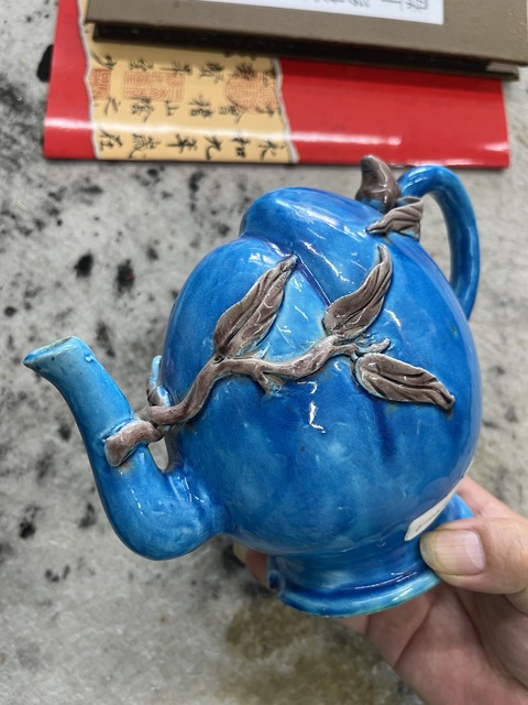 古玩陶瓷孔雀藍釉桃形倒流壺真品鑒賞圖