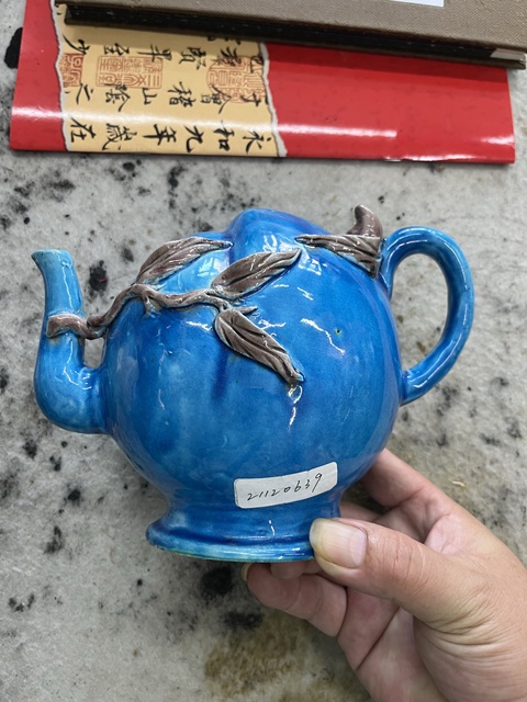 古玩陶瓷孔雀藍釉桃形倒流壺真品鑒賞圖