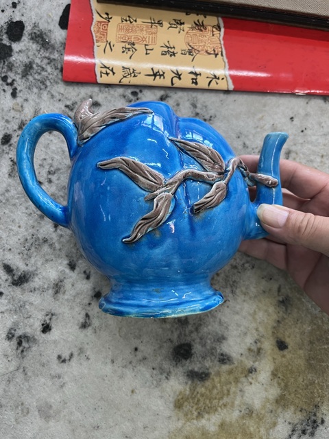 古玩陶瓷孔雀藍釉桃形倒流壺真品鑒賞圖