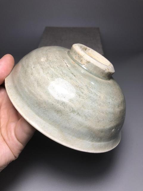古玩陶瓷龍泉青瓷花卉紋碗真品鑒賞圖