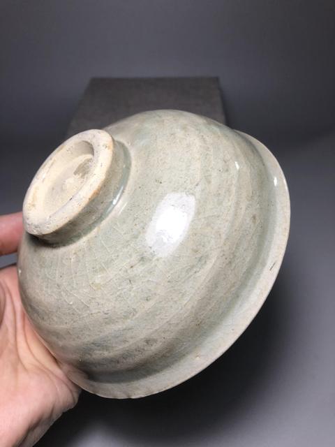 古玩陶瓷龍泉青瓷花卉紋碗真品鑒賞圖