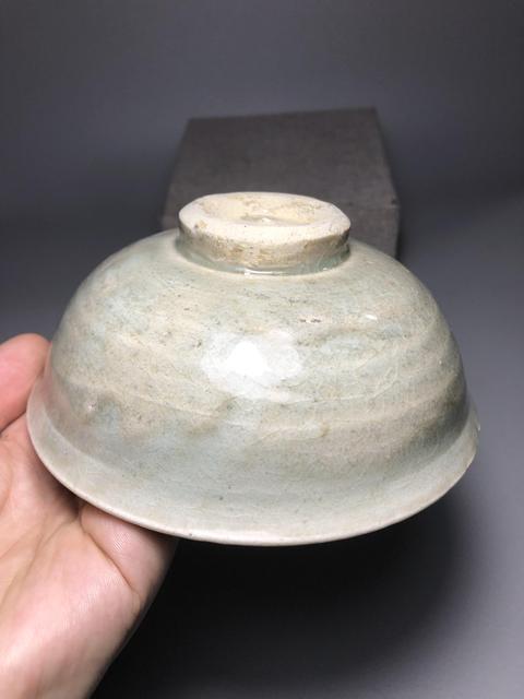 古玩陶瓷龍泉青瓷花卉紋碗真品鑒賞圖