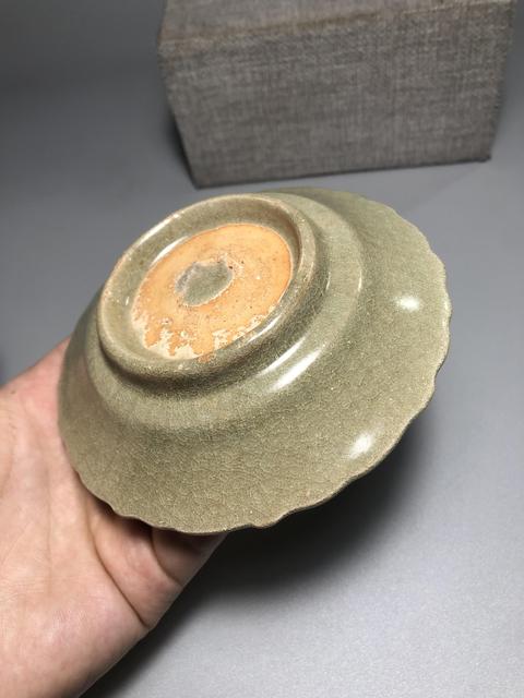 古玩陶瓷元末，龍泉窯青釉刻花葵口洗拍賣，當前價格3000元
