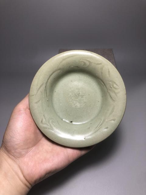 古玩陶瓷龍泉青瓷刻花盤真品鑒賞圖