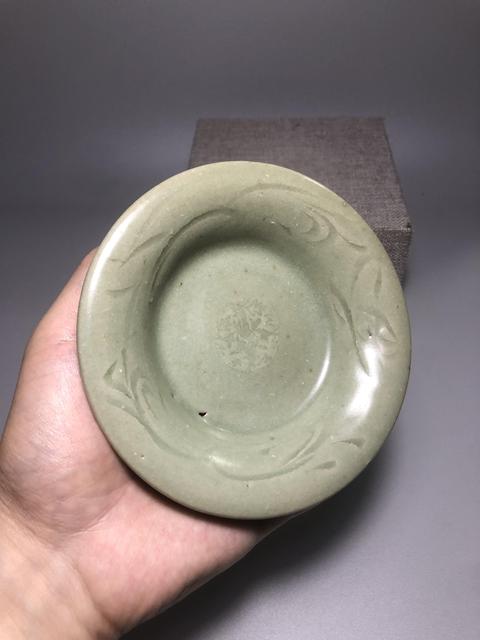 古玩陶瓷龍泉青瓷刻花盤真品鑒賞圖